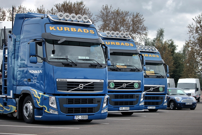 Safe car transport in trailers to Switzerland