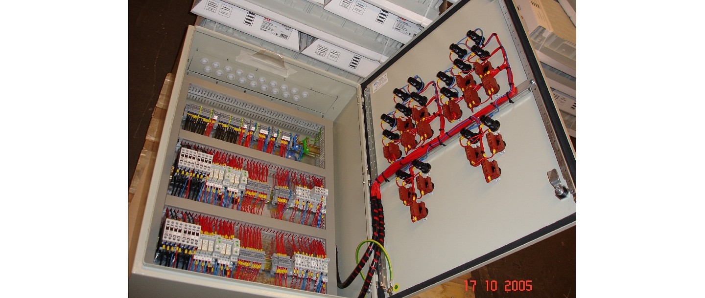 Панели управления автоматикой. выключатели, розетки, кабеля, провода