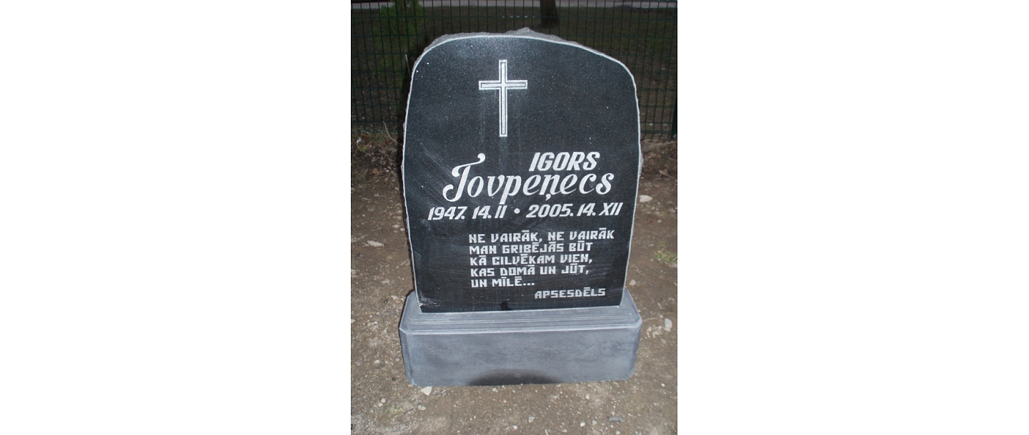 Akmens apstrāde, kapu pieminekļi, kapakmeņi