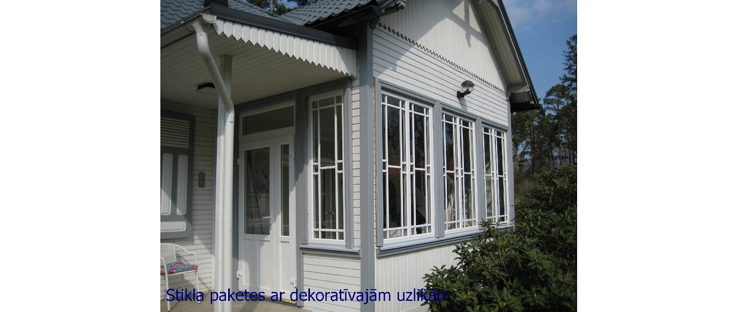 Stikla paketes ar dekoratīvajām uzlīmēm