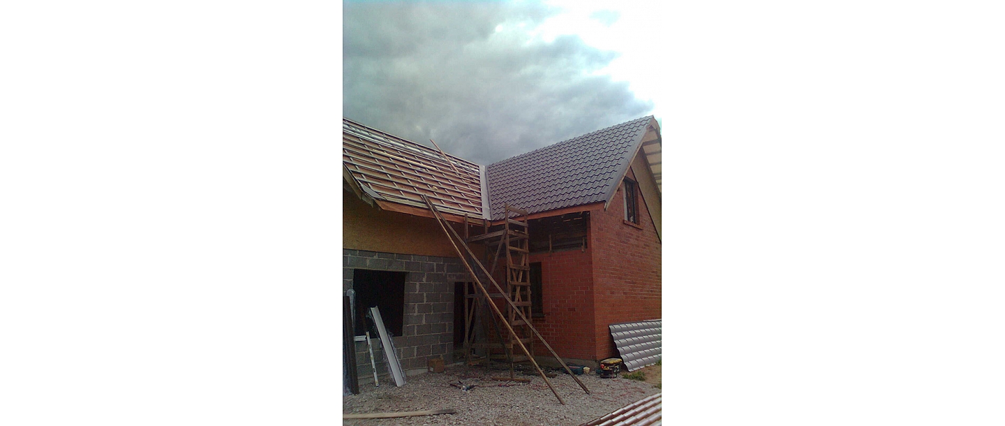 Roofer works