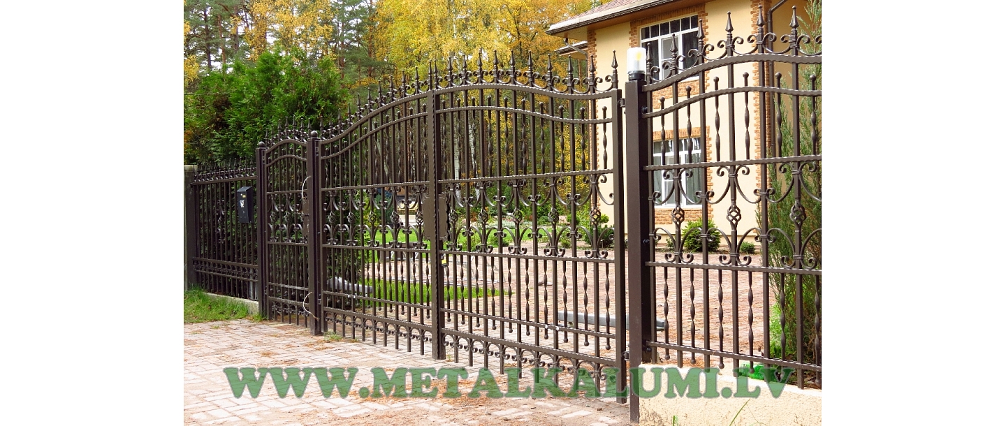 Metal hinged gate