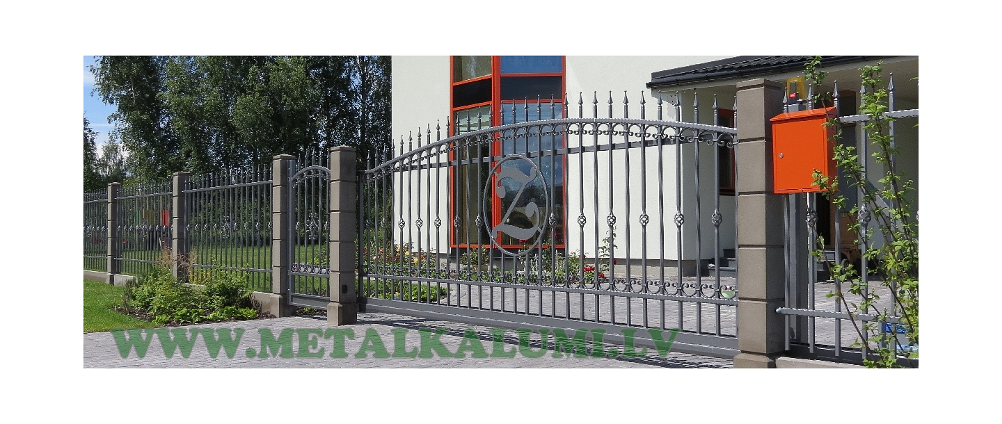 Забор из металлических раздвижных ворот