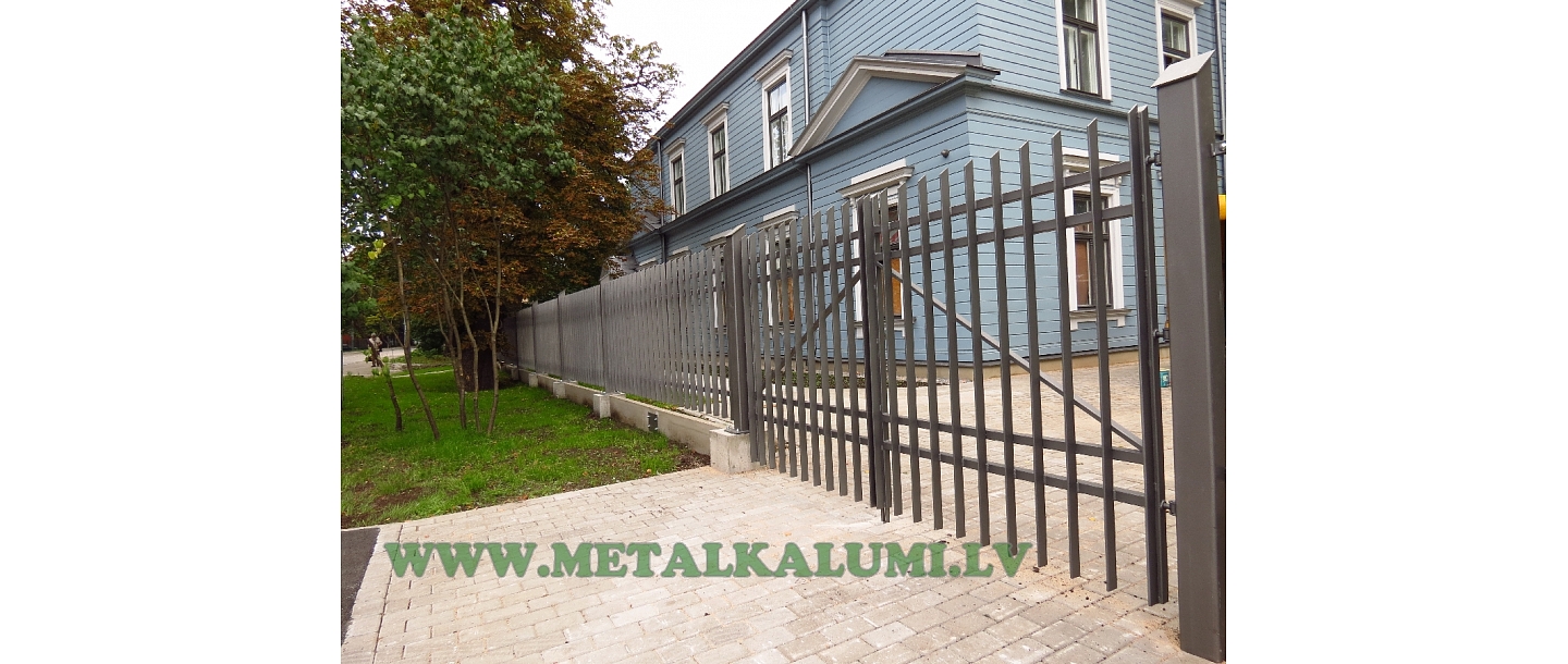 metal hinged gate