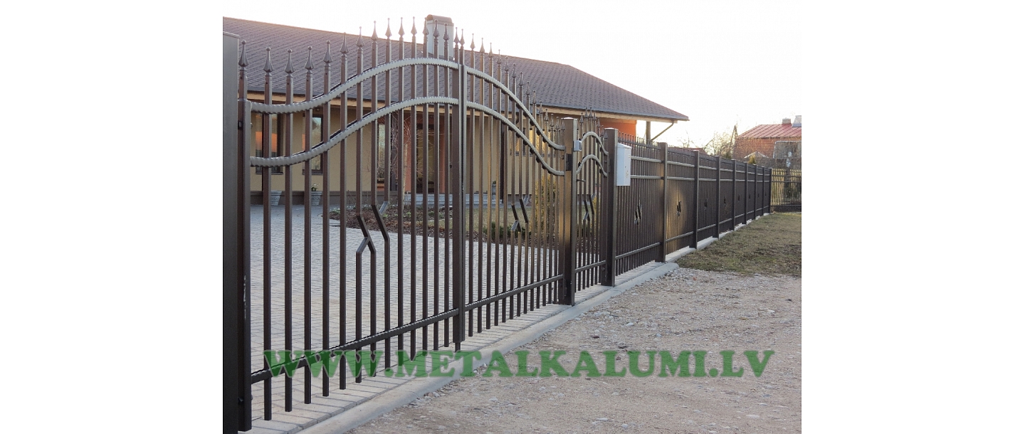 Metal fence gate