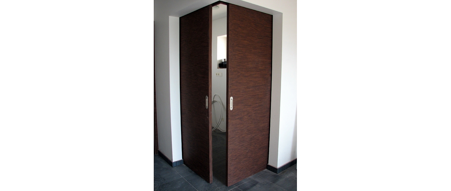 Sliding corner door