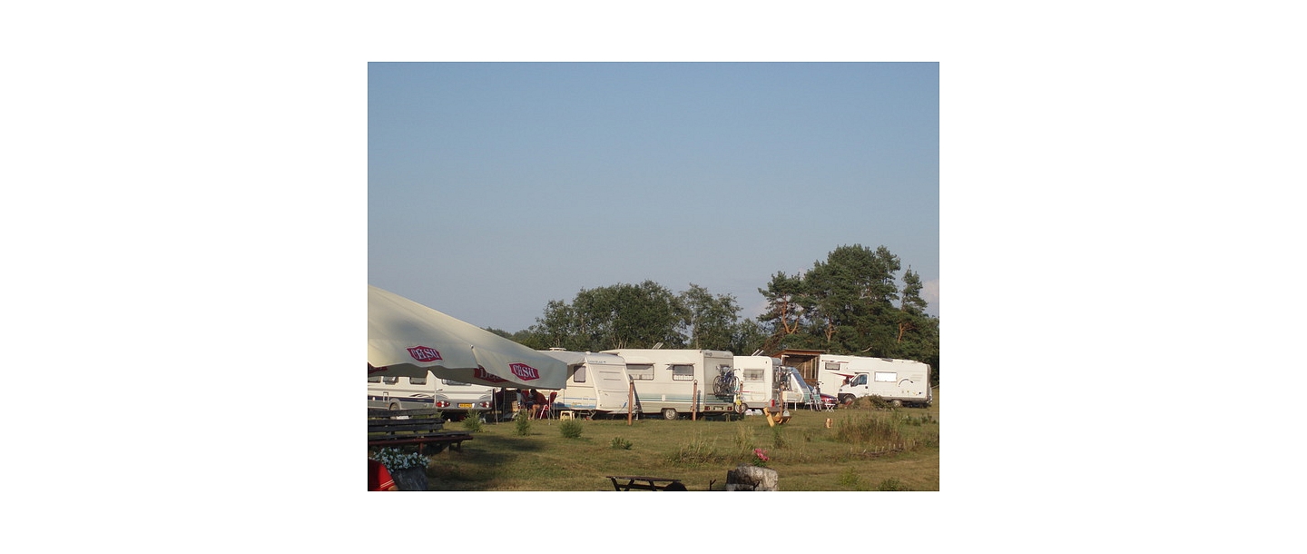 Rest by the lake in camping houses in Kurzeme