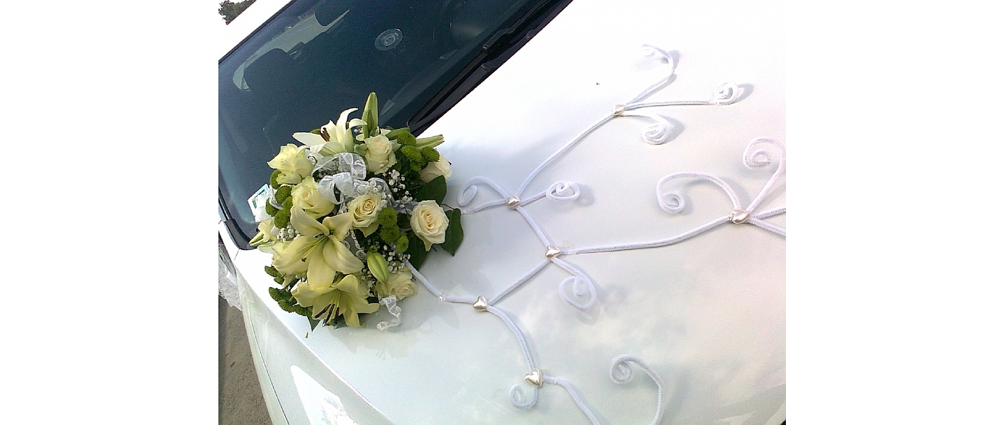 Luxurious flower decorations for the car
