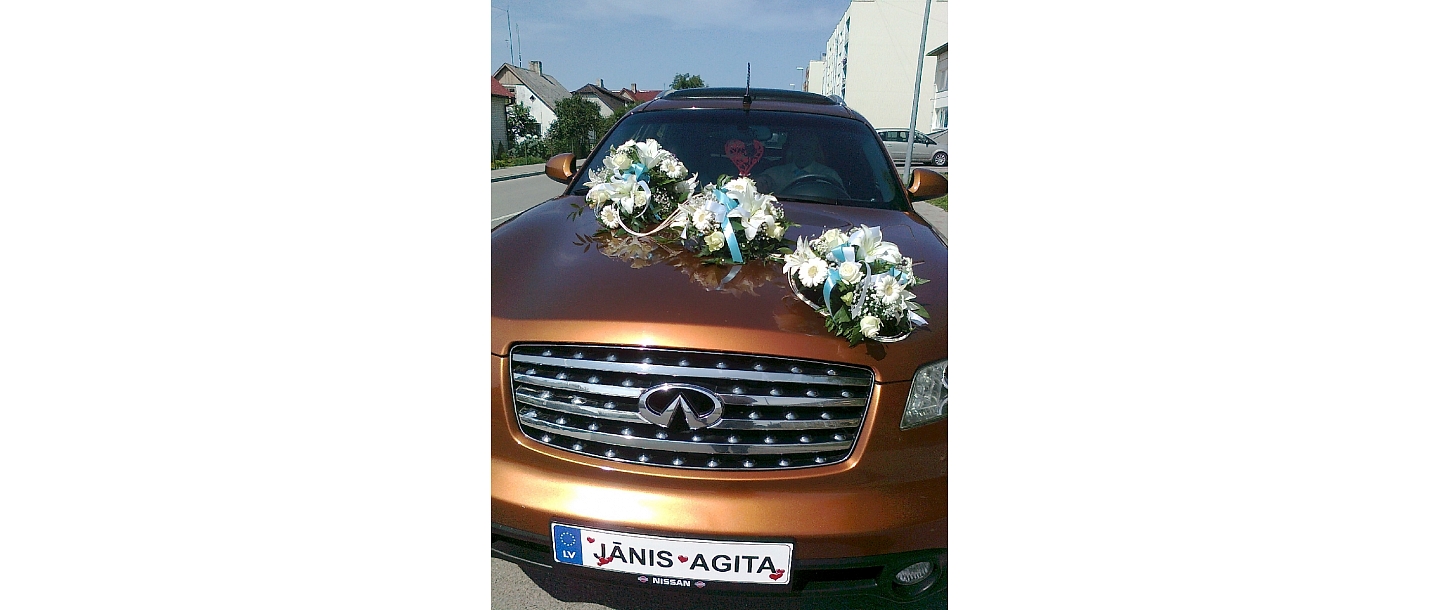 Flower compositions for car decoration in Talsi