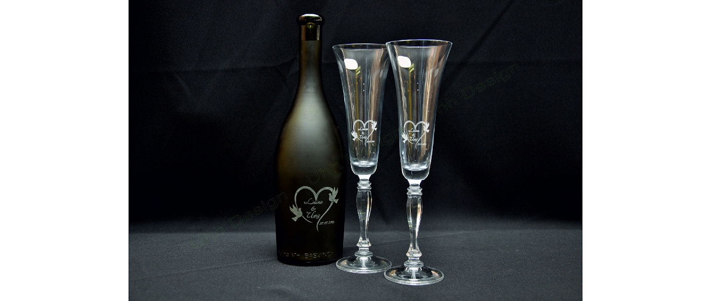 engraving wedding accessories champagne glasses Liene Uvis bottle.