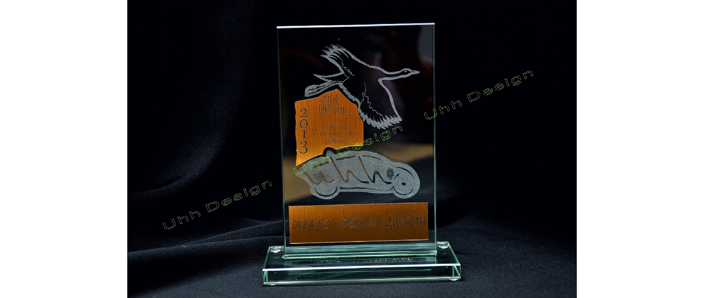 Лазерная гравировка трофеев на стекле Uhh Film Award.
