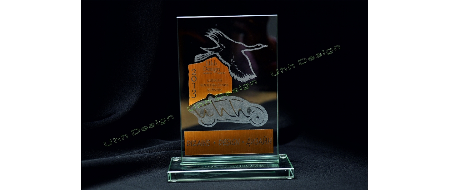 Lāzergravēšana stikla priekšmetos trofejas Uhh kino balva.