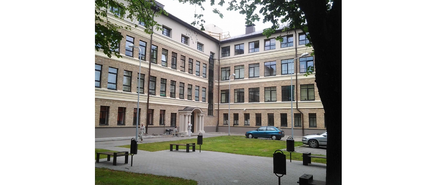 PVC, koka un alumīnija logu un durvju ražošana