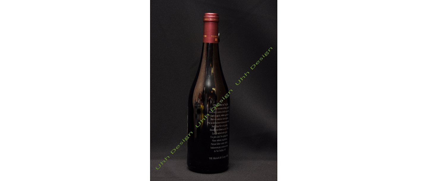 Бутылка вина Карина.