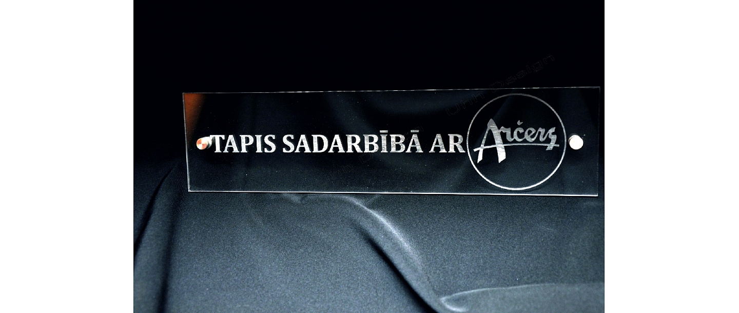 гравировка знаков из оргстекла.