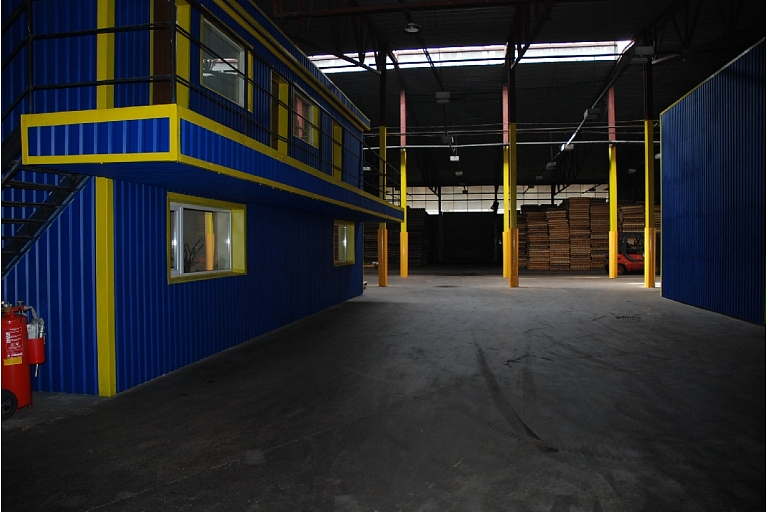 Warehouse services for packaged cargo