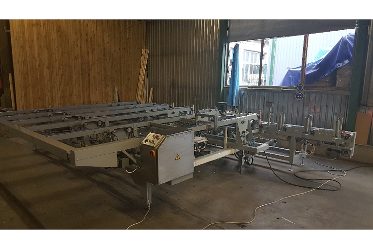 Automatic packaging line with feed into the filmer
