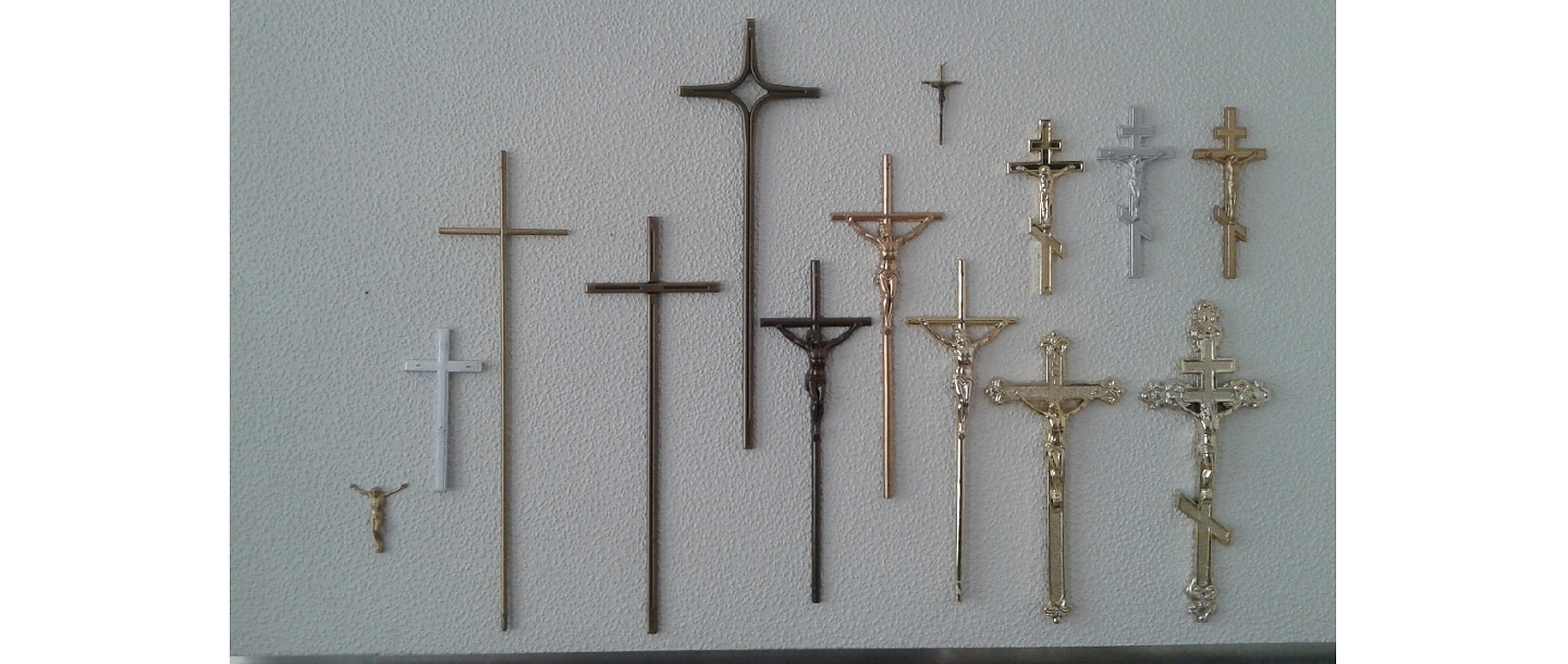 Деревянные кресты, плиты, ритуальные принадлежности