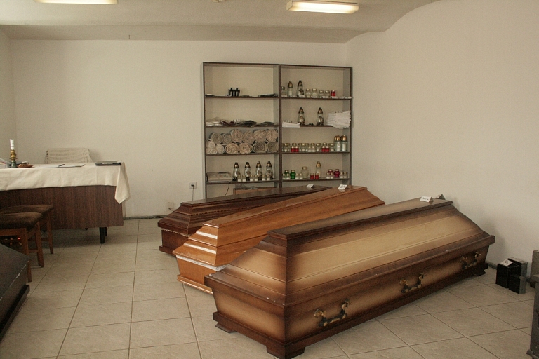 Funeral services, beres, Crossroads