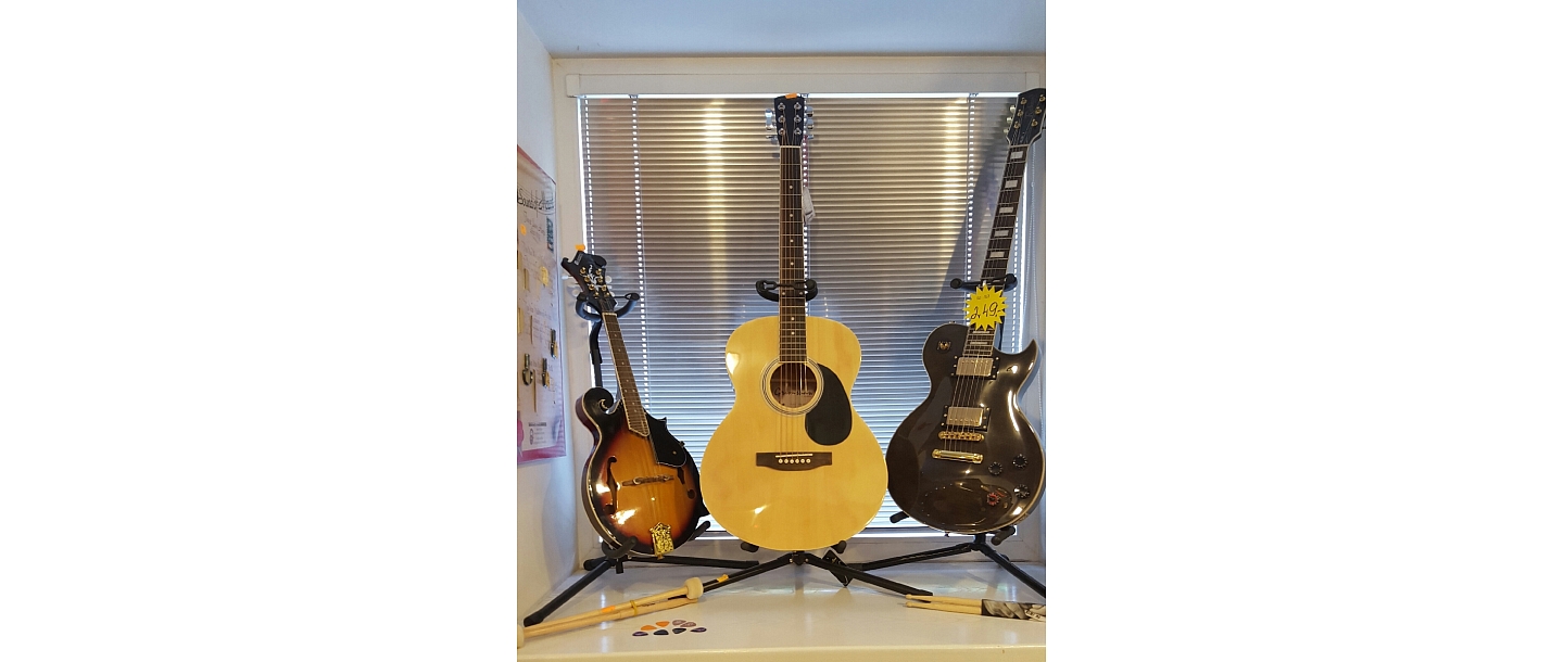 Mūzikas instrumenti, ģitāras, stīgas, bungas, bungu vālītes, mediatori, ģitāru jostas,sintezātori, perkusijas,futrāļi, nošupultis, statīvi, mikrofoni, tumbas, ģitaru pastiprinātāji