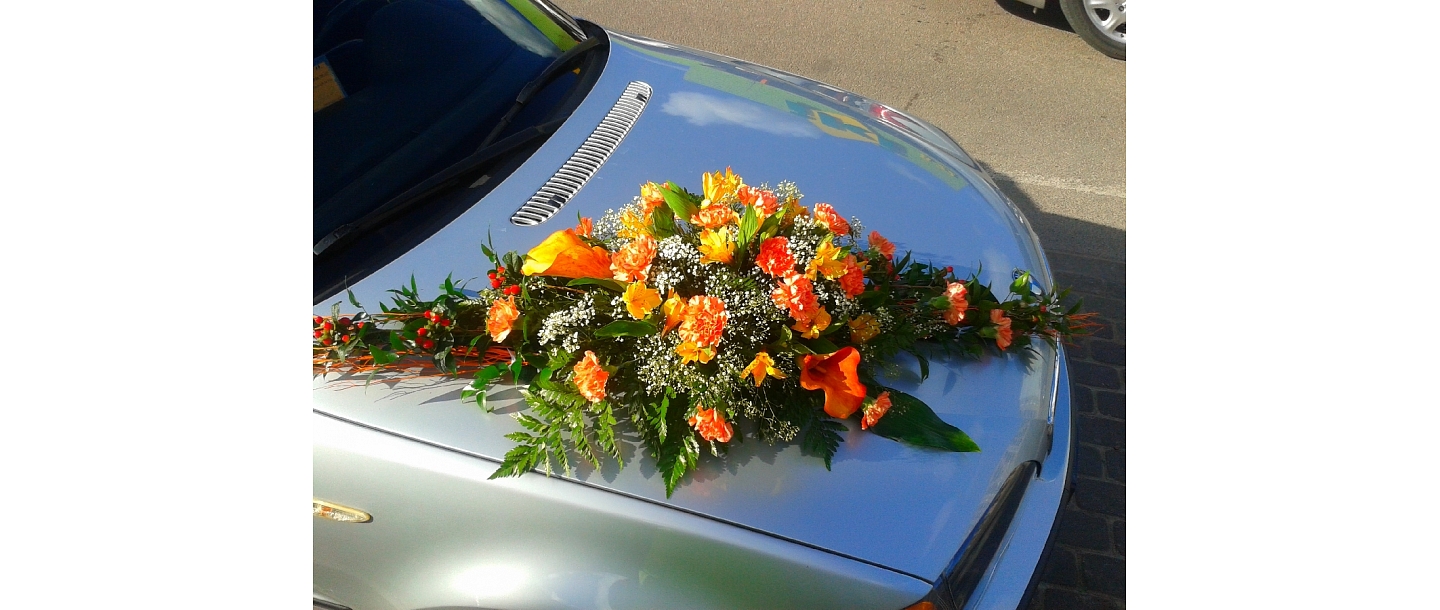 Auto noformējums ar ziediem