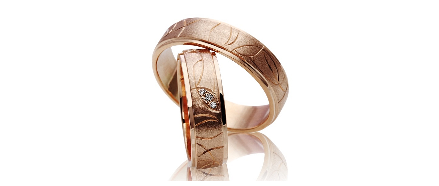 Custom-made gold wedding rings