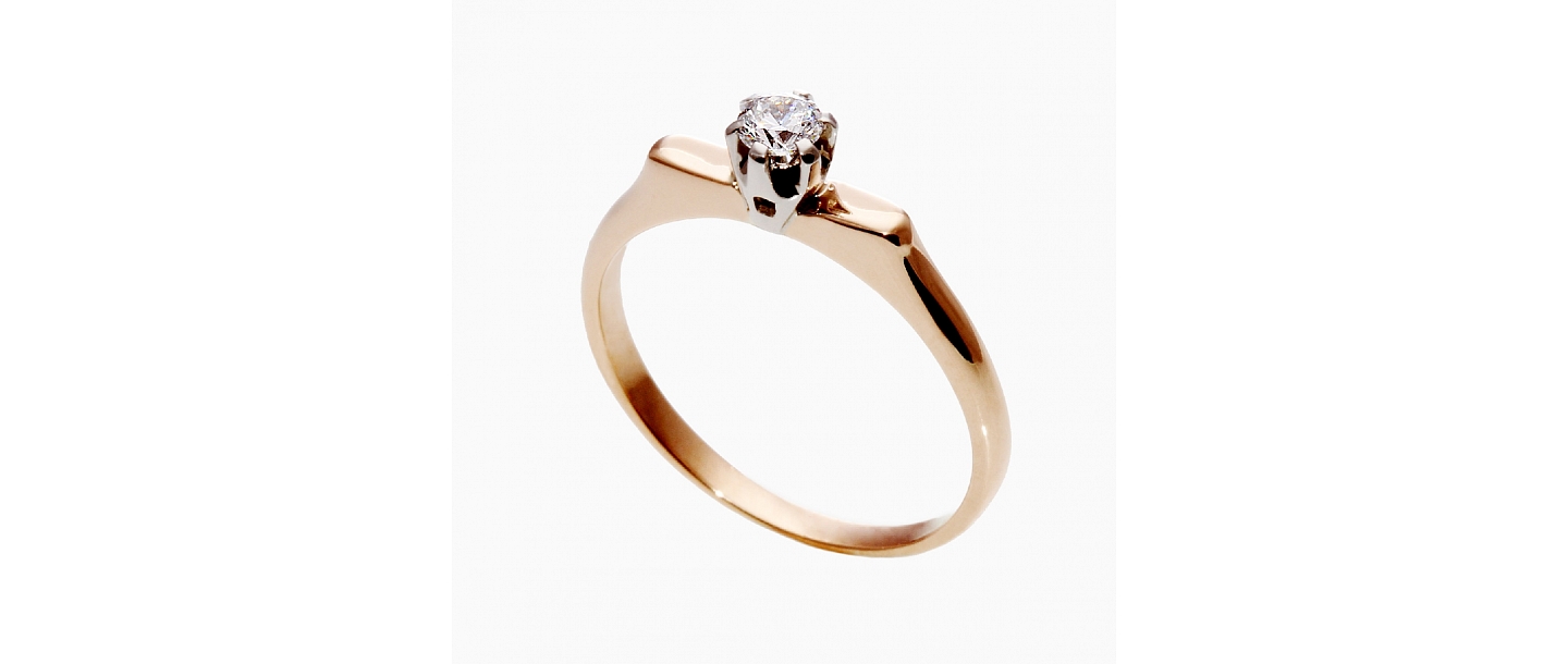 Gold ring with diamond