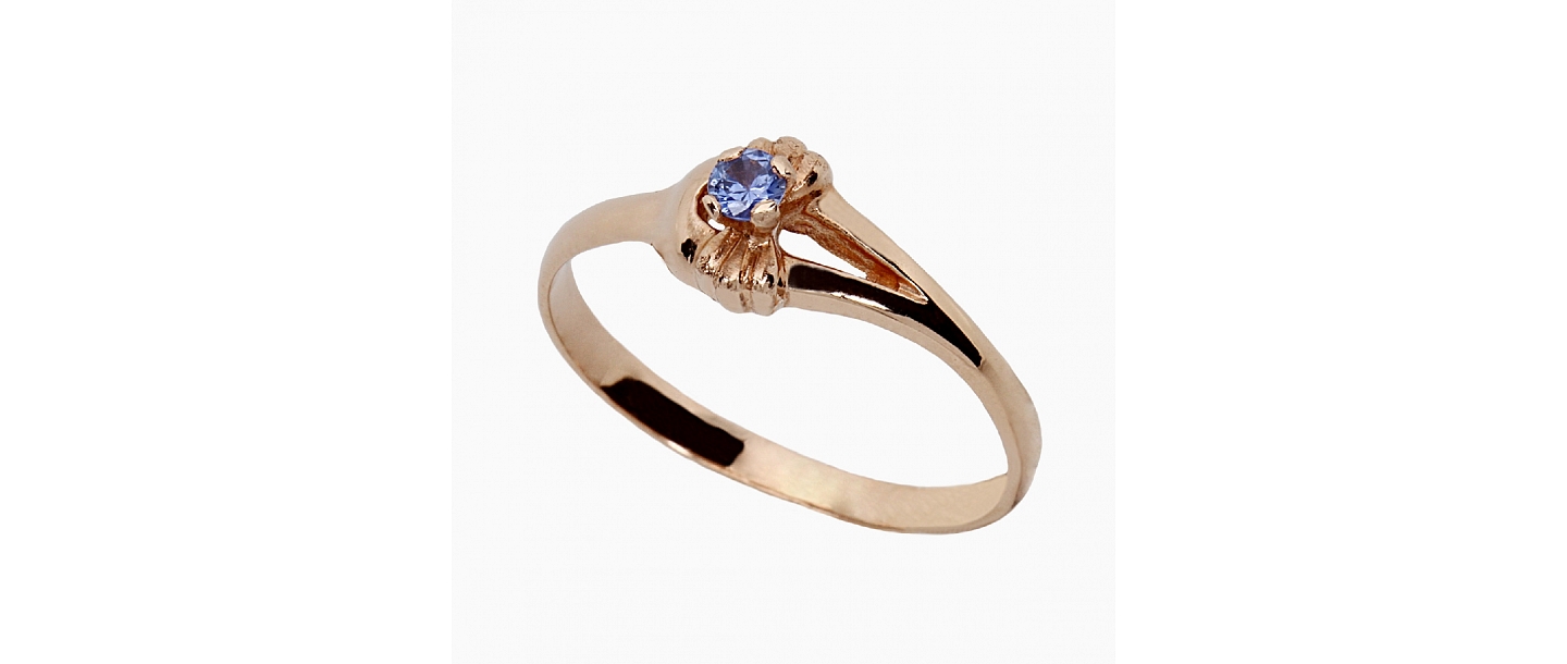 Gold ring with sapphire