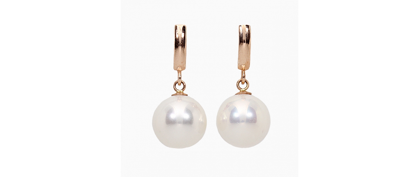 Gold pearl earrings