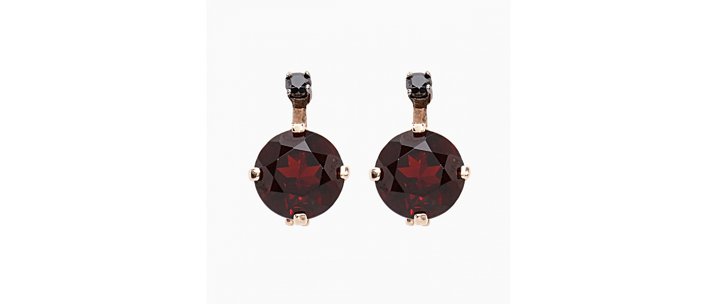 Gold earrings with garnet