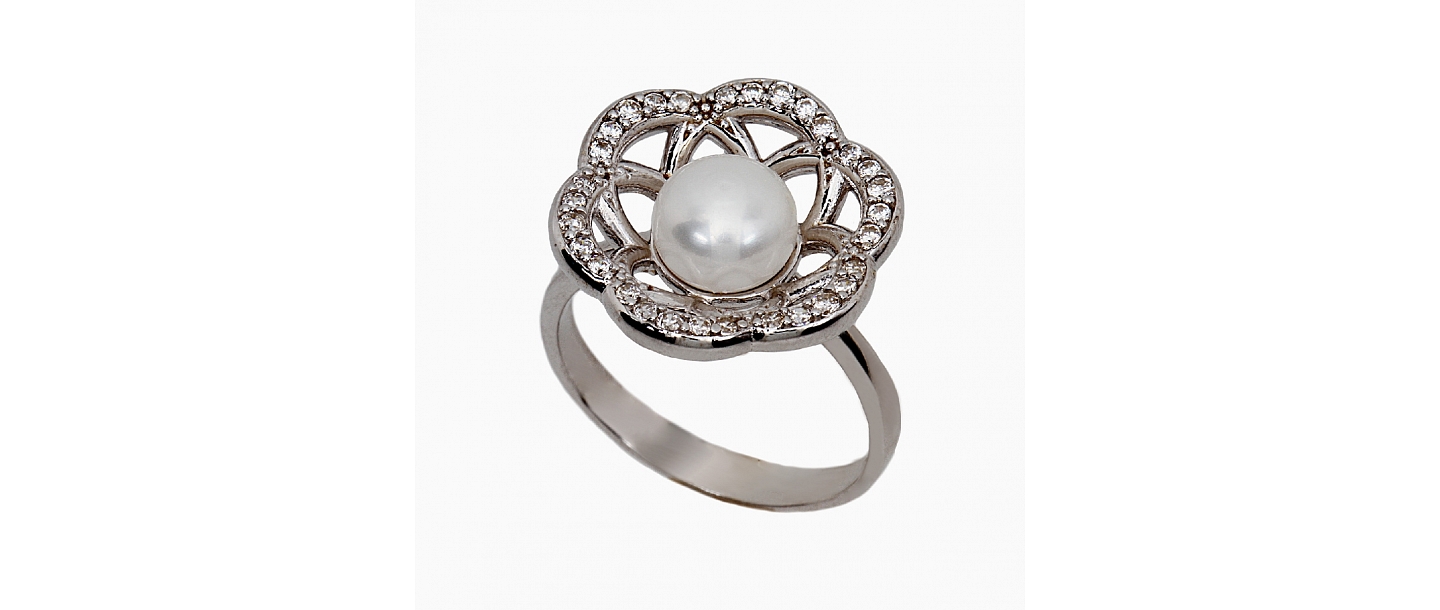 Silver ring with a pearl