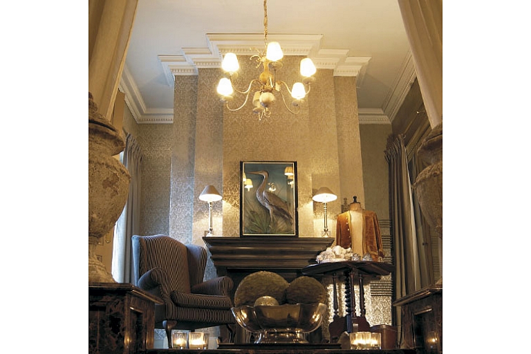 Decorative moldings in the interior