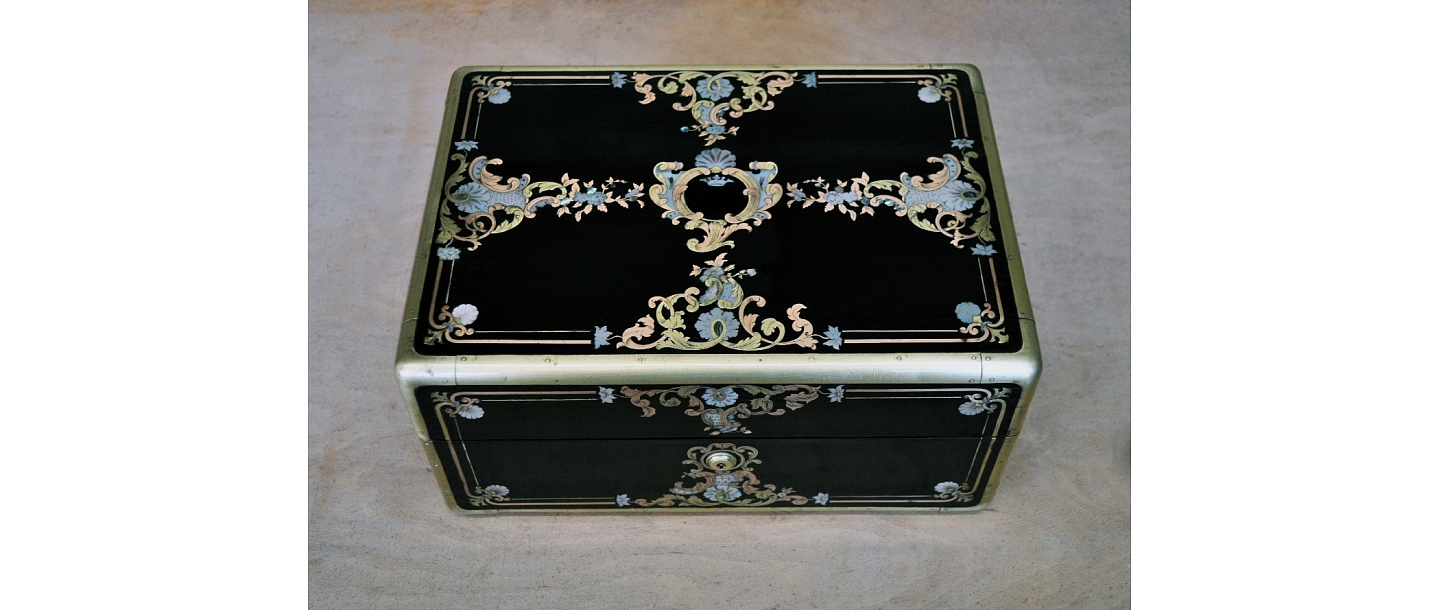19th century. jewelry box with brass, copper and mother-of-pearl inlays - restored