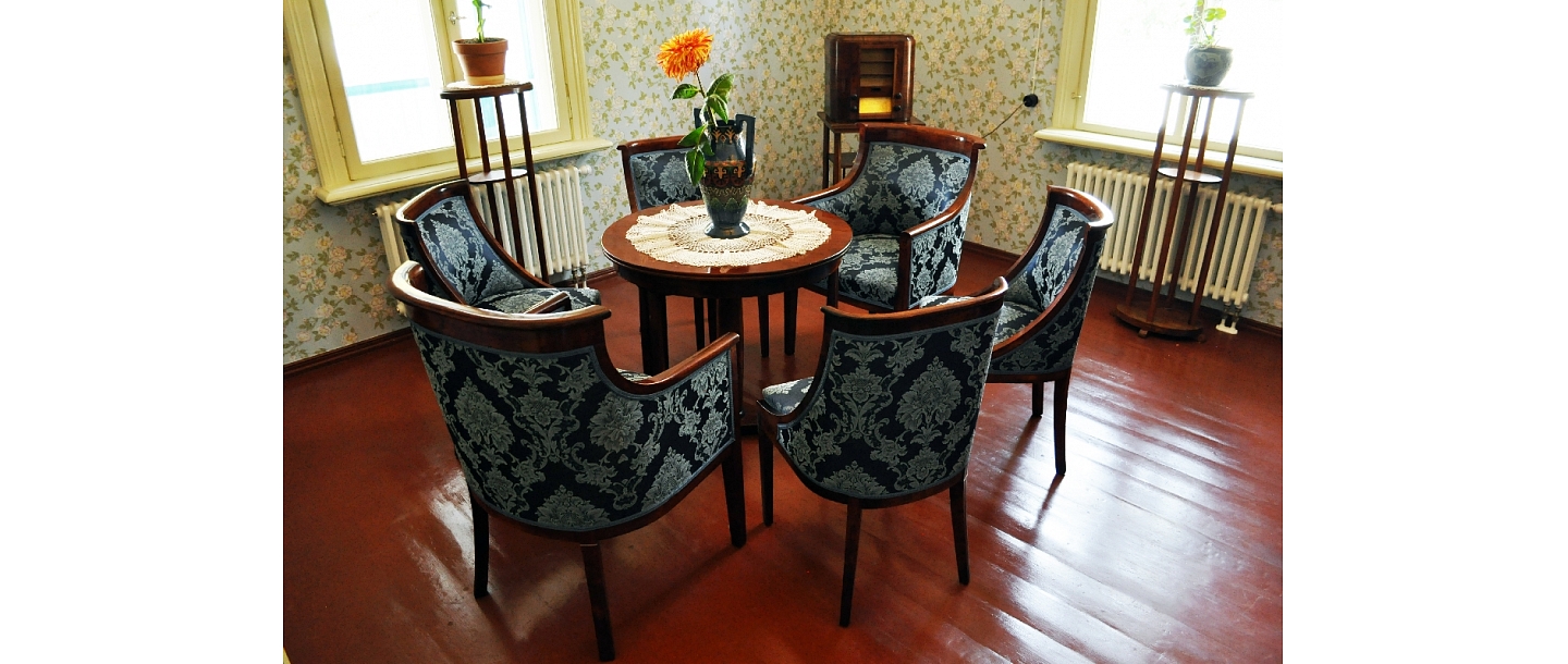 Комплект мебели из массива березы, можно посмотреть в доме Аспазии - отреставрирован