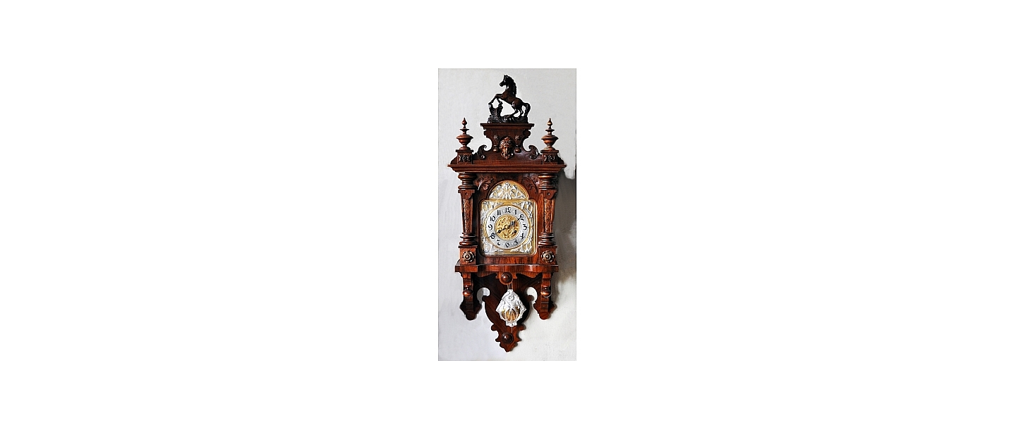 Jūgendstila sienas pulkstenis ar riekstkoka korpusu, zeltītu un sudrabotu ciparu blati - restaurēts