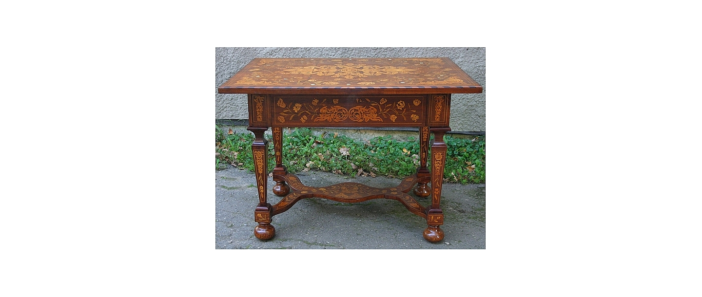 Богато инкрустированный стол - отреставрирован