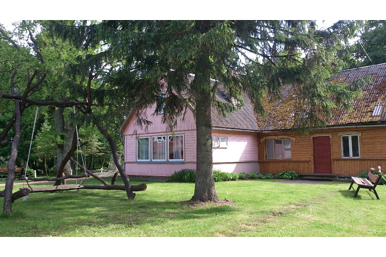 Guest house for outdoor recreation