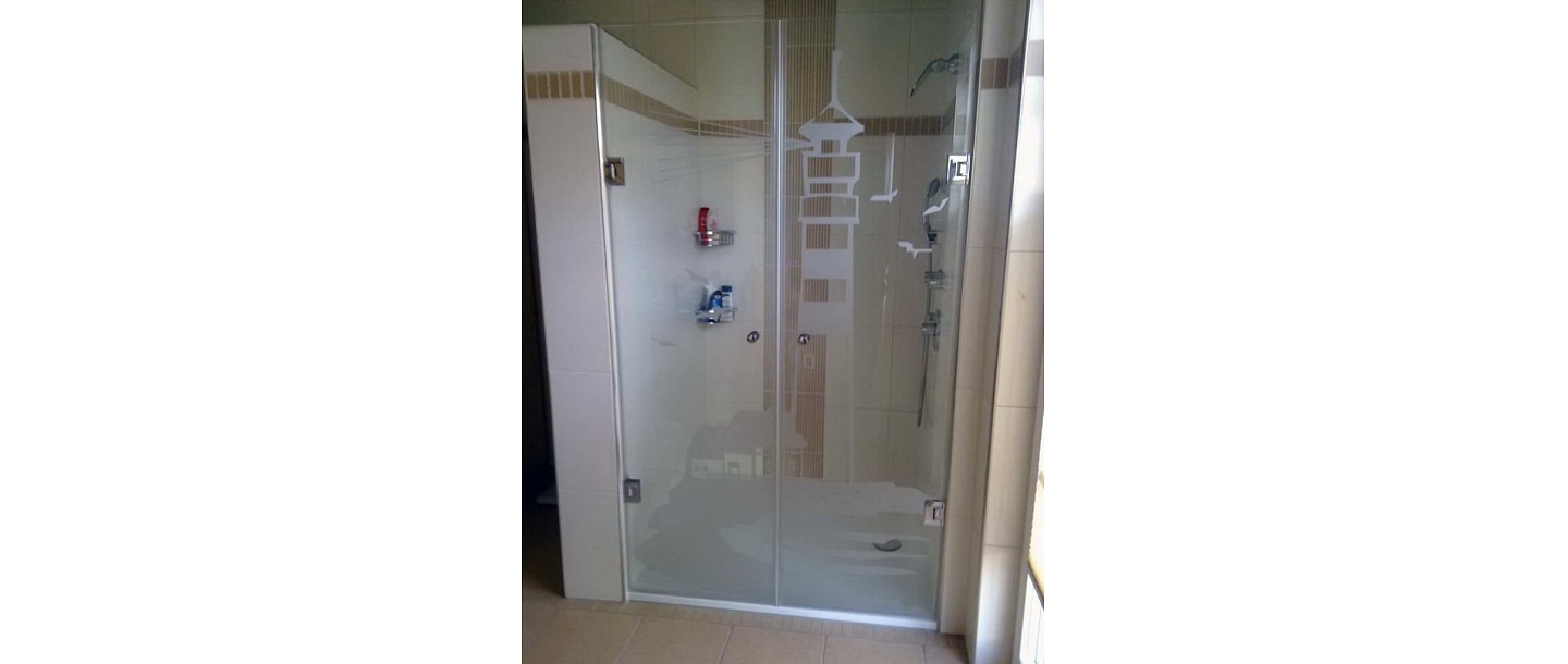 Stikla margas kāpnēm