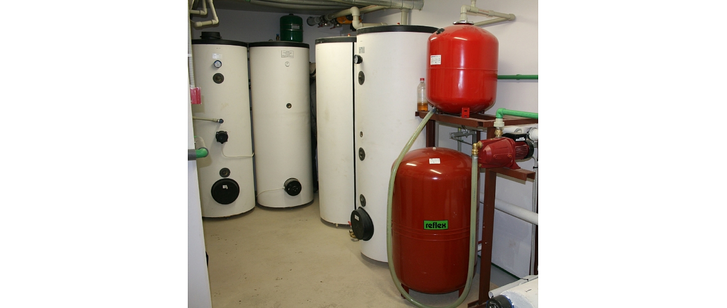 Hot water tank, accumulation tank