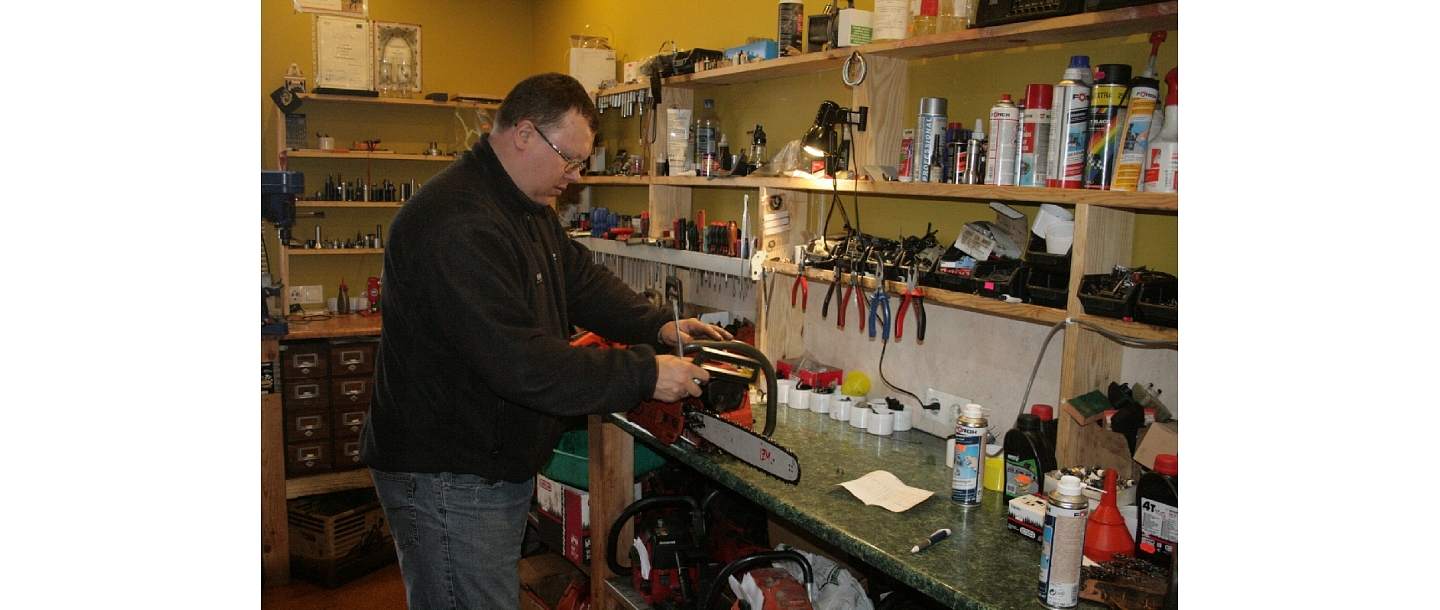 Chainsaw brush cutter repair workshop Madona