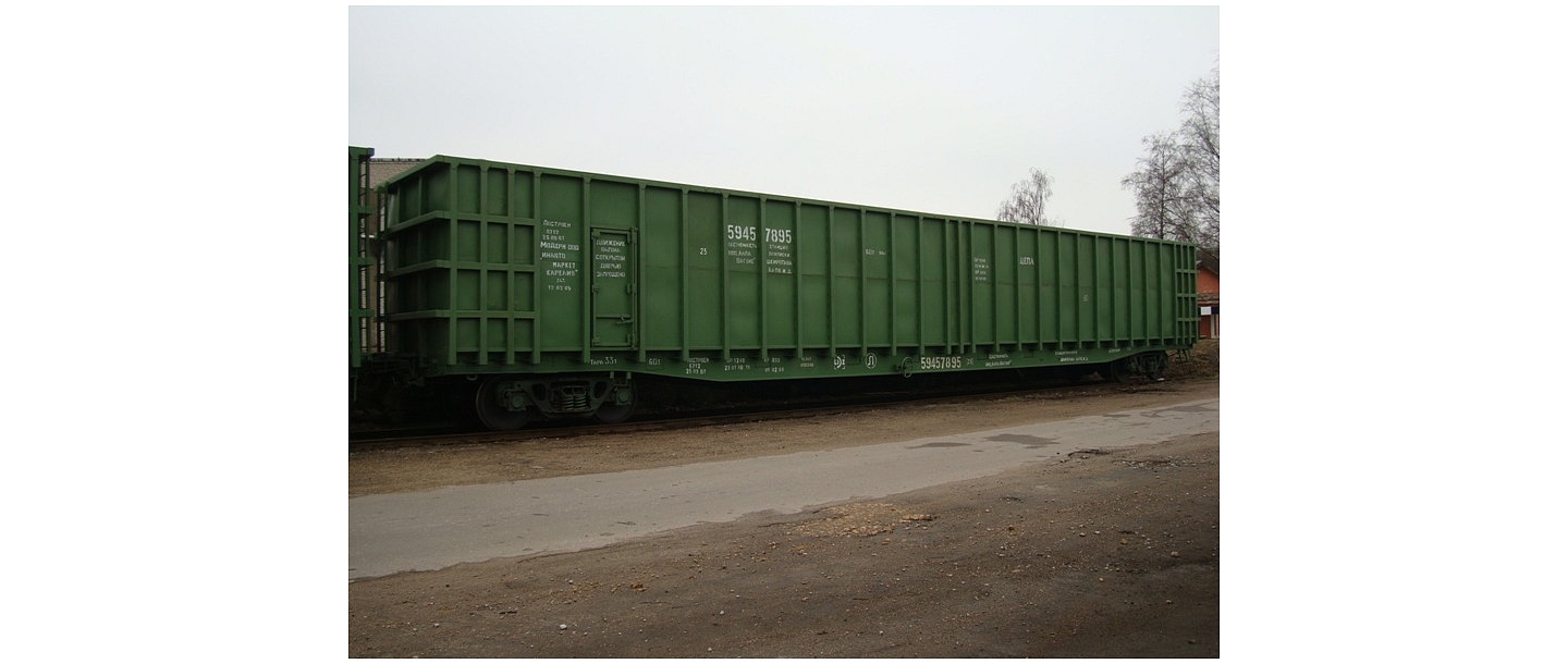 Semi-wagons for the transportation of chips by railway
