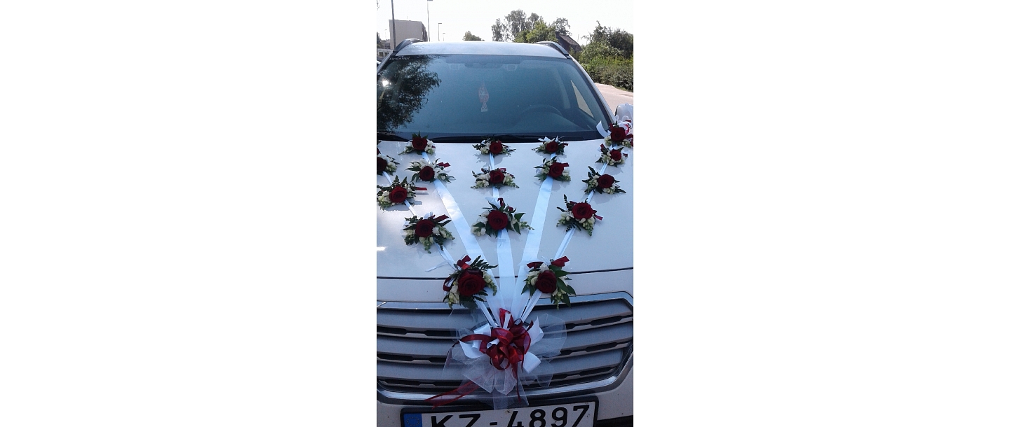 Auto dekorēšana ar ziediem