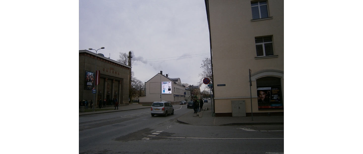 Ekrāns pie kino Valmierā