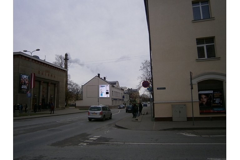 Ekrāns pie kino Valmierā
