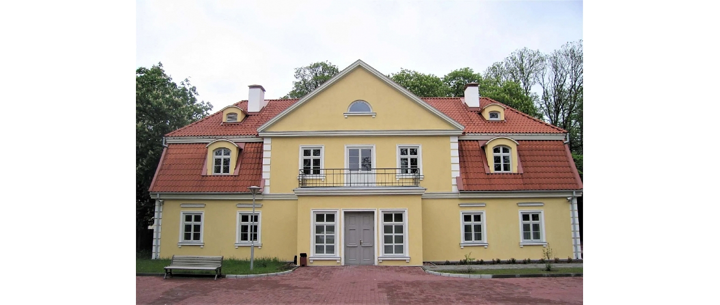 Central entrance to the castle