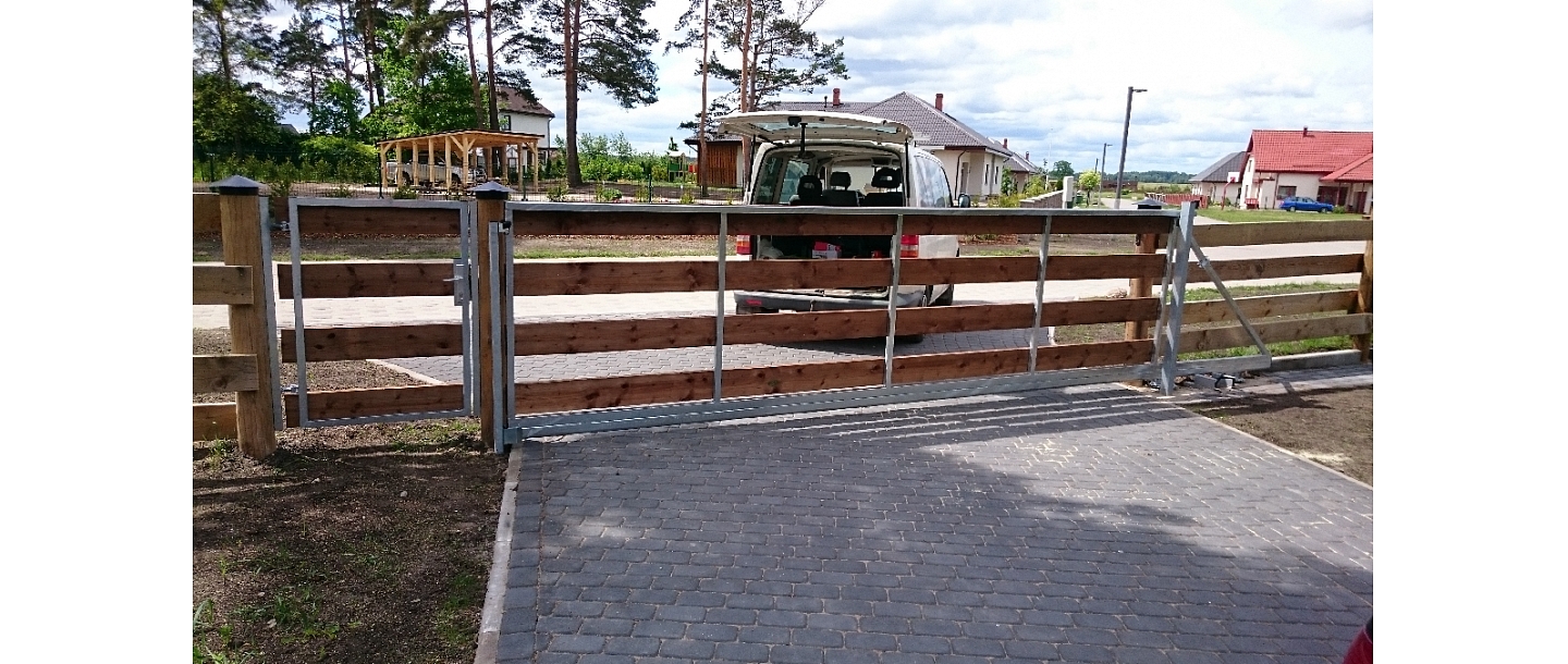 Res Publica, Ltd., Fences and gates 