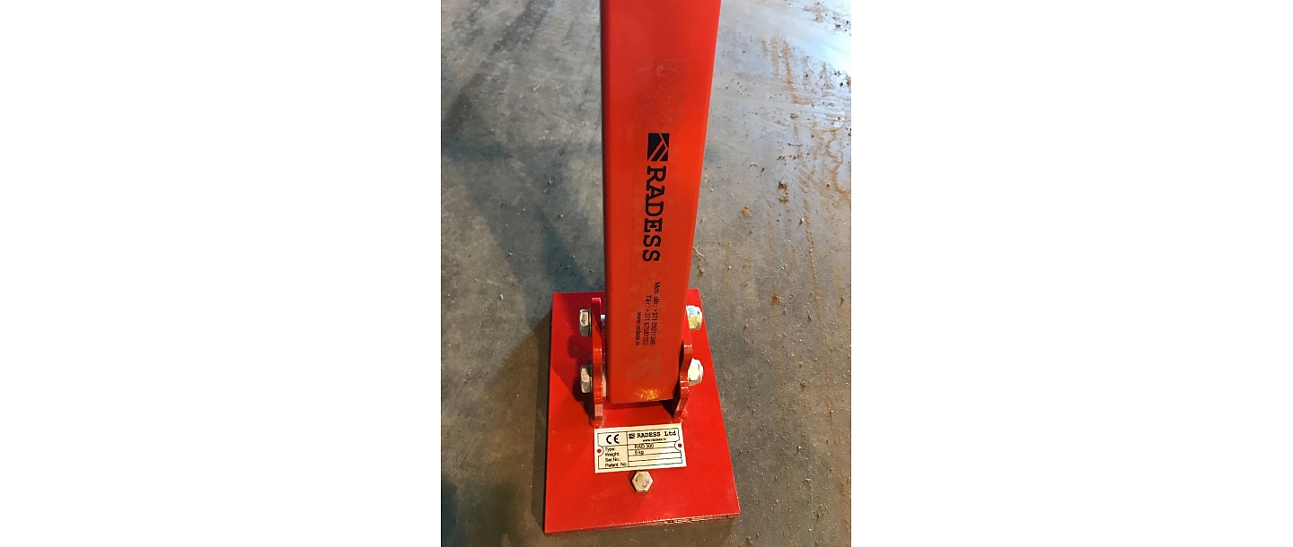 Manhole cover lifting magnet