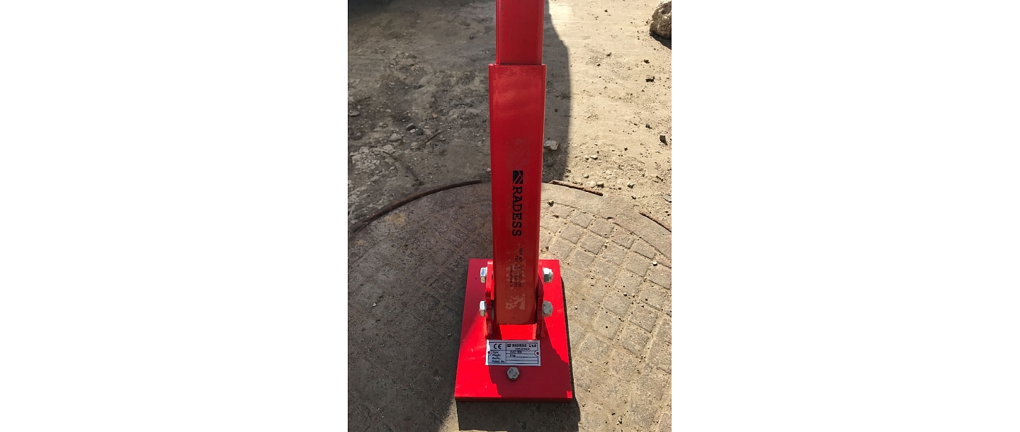 Manhole cover lifting magnet