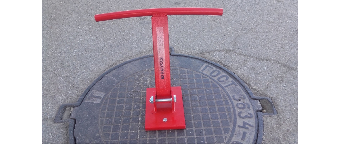Manhole cover lifting magnet