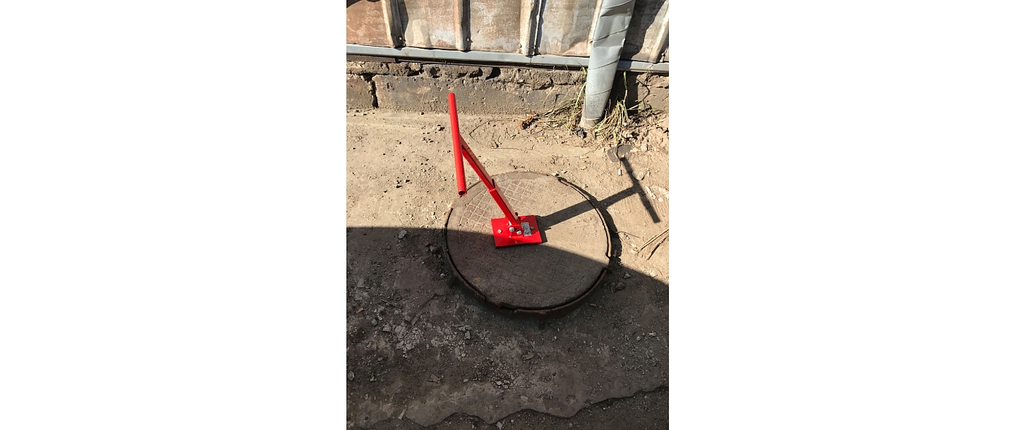 Manhole cover lifting magnet